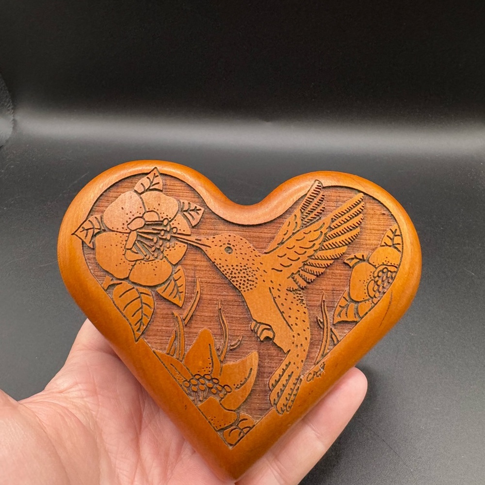 Heart-Shaped Hummingbird wood carved trinket box made in USA - Picture 5 of 7